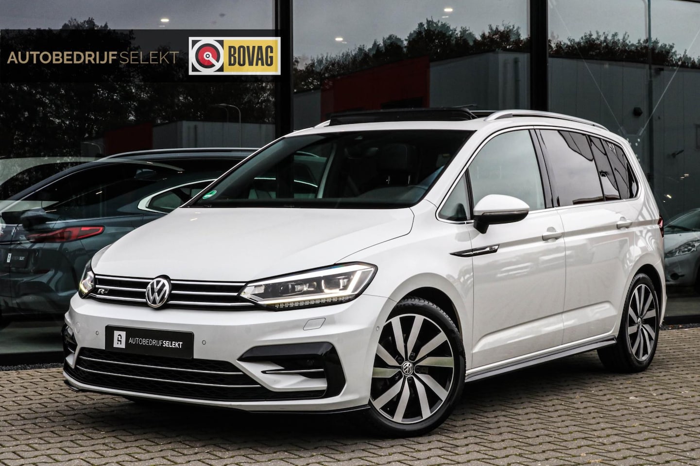 Volkswagen Touran - 1.8 TSI R-LINE - PANO - TREKHAAK - CARPLAY - ACC - CAMERA - VOL!! - AutoWereld.nl
