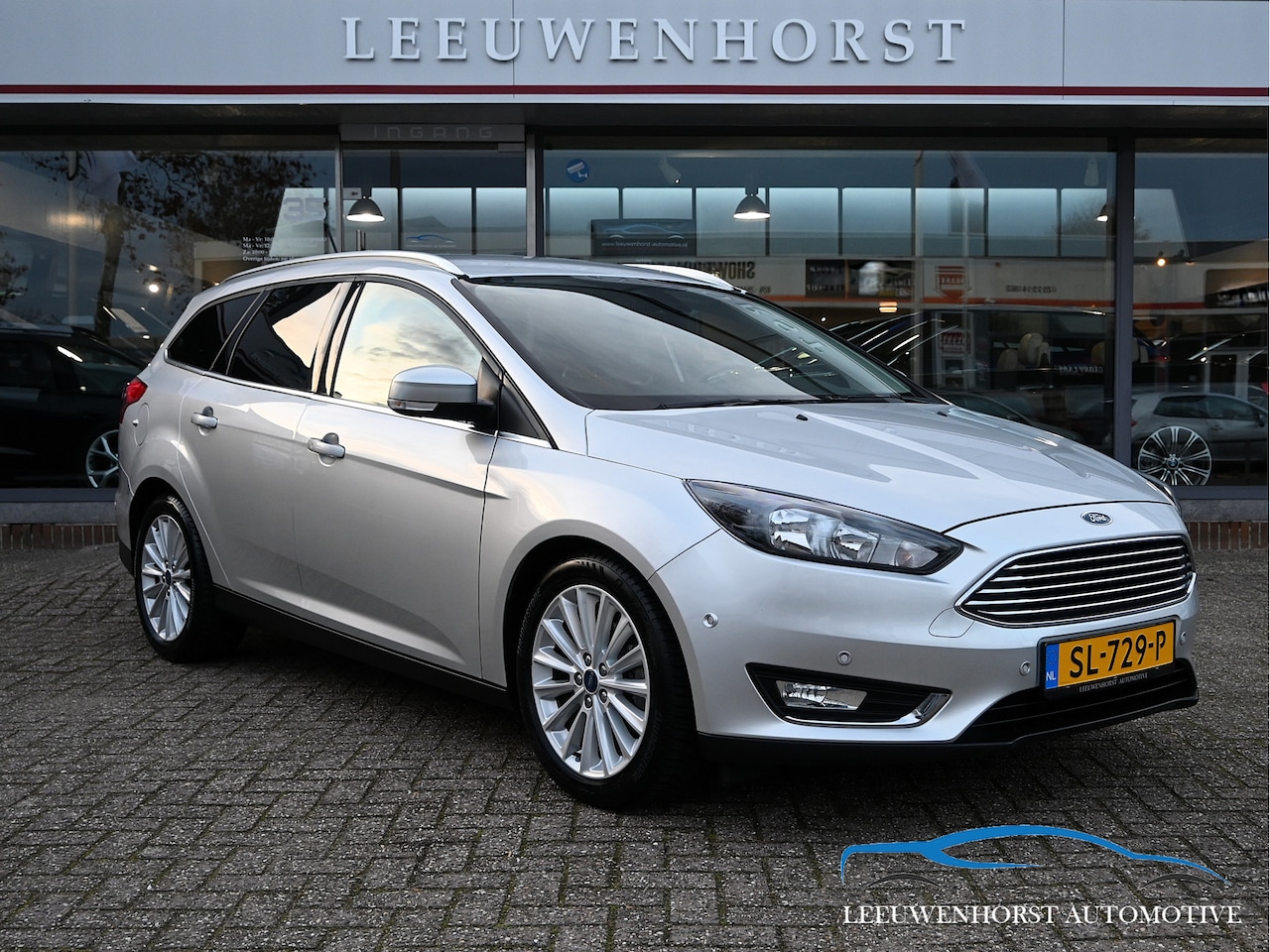 Ford Focus Wagon - 1.0 Titanium 1.0 Titanium, clima, cruise, 2 x PDC, trekhaak, NL-dealerauto - AutoWereld.nl