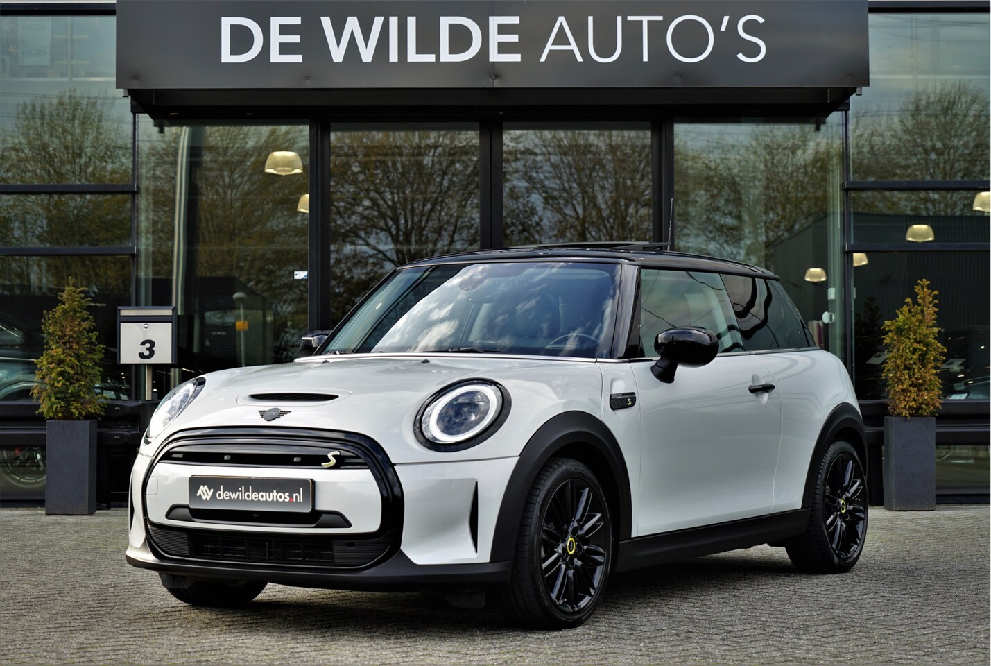 MINI Mini-Electric - S 184pk Pano Leer Camera Stoelverwarming Apple CarPlay Keyless - AutoWereld.nl