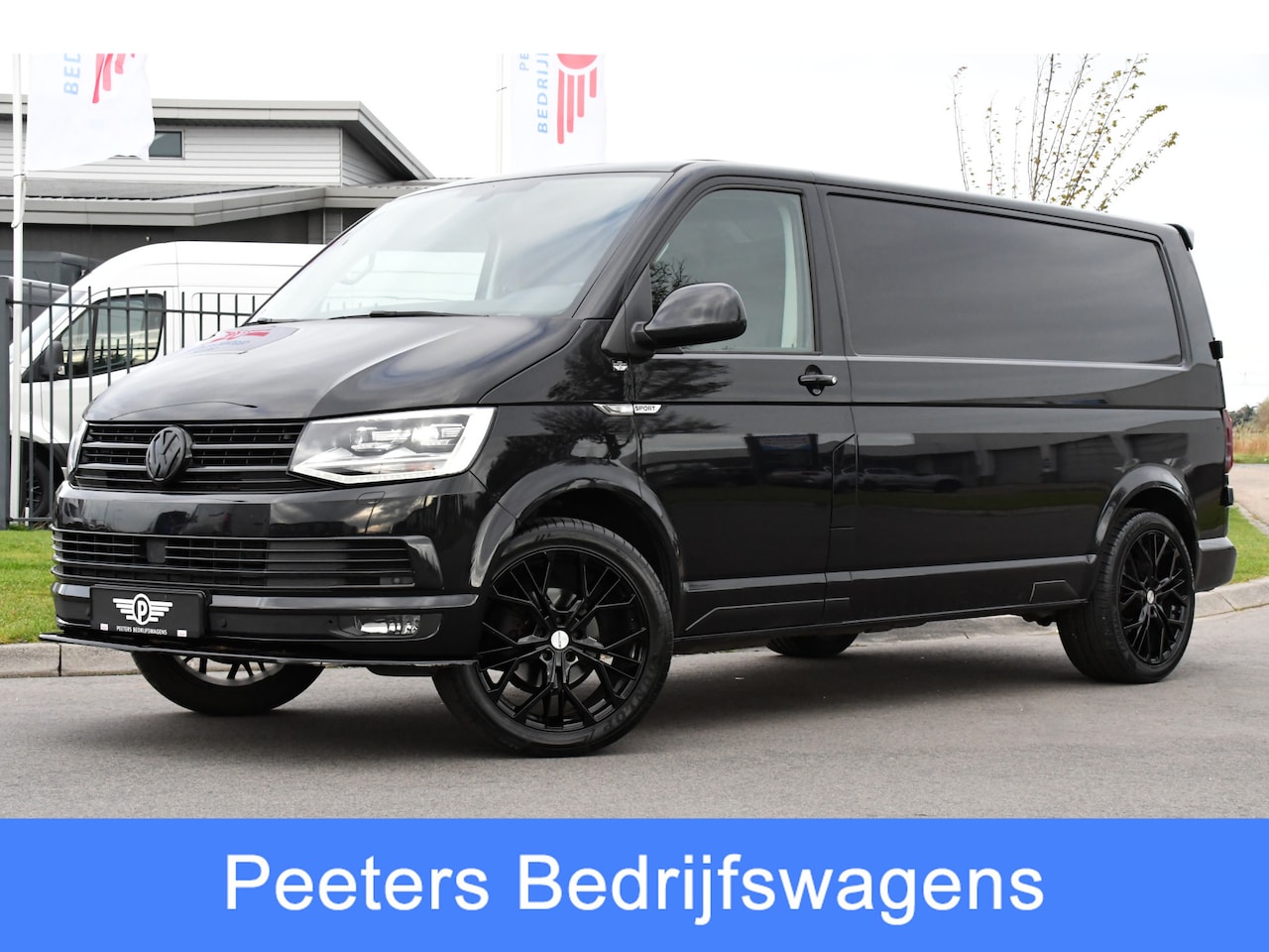 Volkswagen Transporter - 2.0 TDI L2H1 Black Edition Highline Adaptieve Cruise, Camera, Carplay, Leder, Trekhaak, Se - AutoWereld.nl