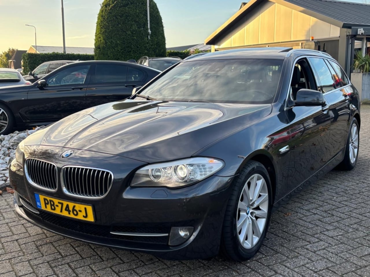 BMW 5-serie Touring - 523i High Exe 2011 Youngtimer Panoramadak - AutoWereld.nl