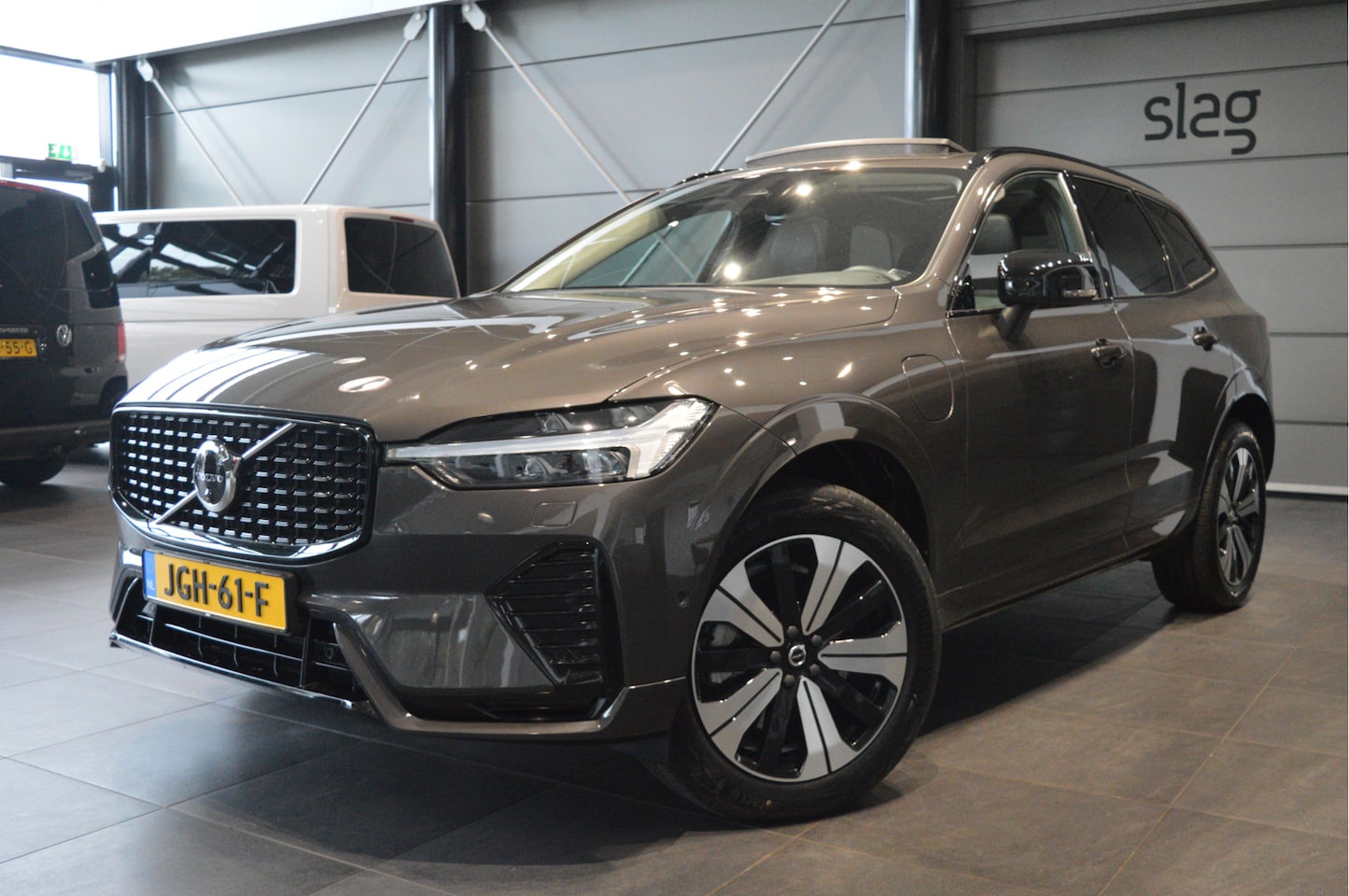 Volvo XC60 - 2.0 T6 Plug-in hybrid AWD Plus Dark pano leer trekhaak !! - AutoWereld.nl