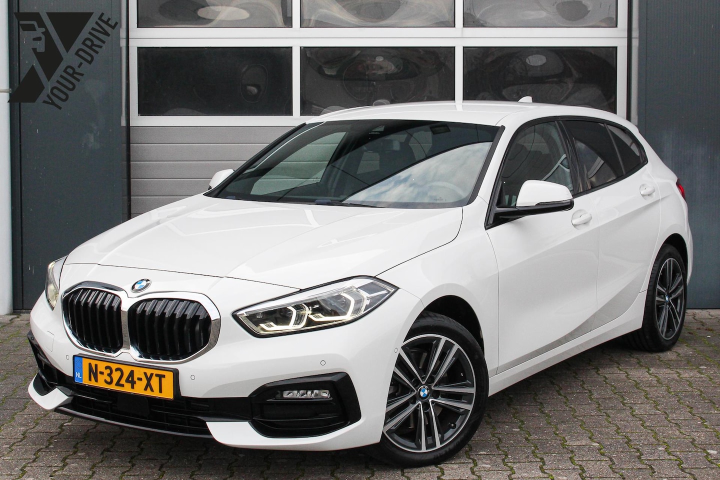 BMW 1-serie - 118i Automaat Business Edition Sport | Nette en complete 118I met historie van 1e eigenaar - AutoWereld.nl