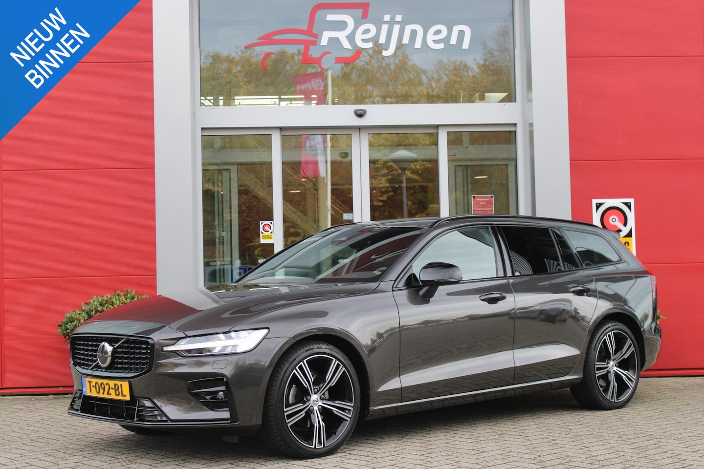 Volvo V60 - 2.0 B4 211PK PLUS DARK |19" 5-MULTI SPAAKS BLACK DIAMOND CUT LICHTMETALEN VELGEN  | PILOT - AutoWereld.nl