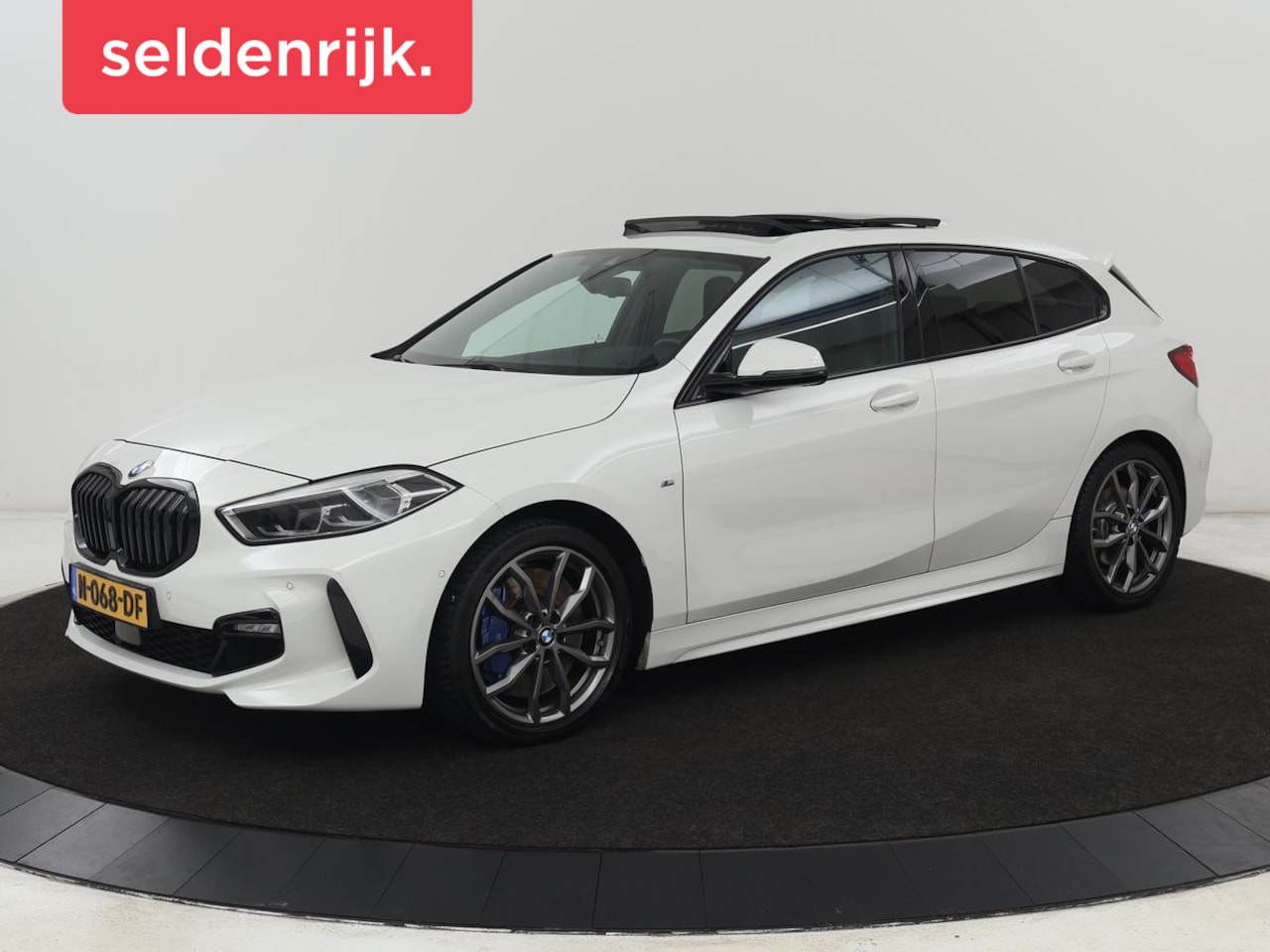 BMW 1-serie - 118i High Executive | M Sport | Panoramadak | Head-Up | Leder | Harman/Kardon | Camera | C - AutoWereld.nl