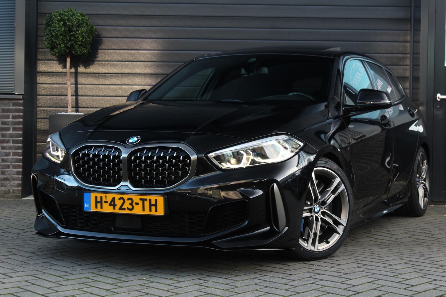 BMW 1-serie - M135i xDrive High Executive Edition | Panorama dak | H+K | BLIS | HUD | Bomvol! - AutoWereld.nl