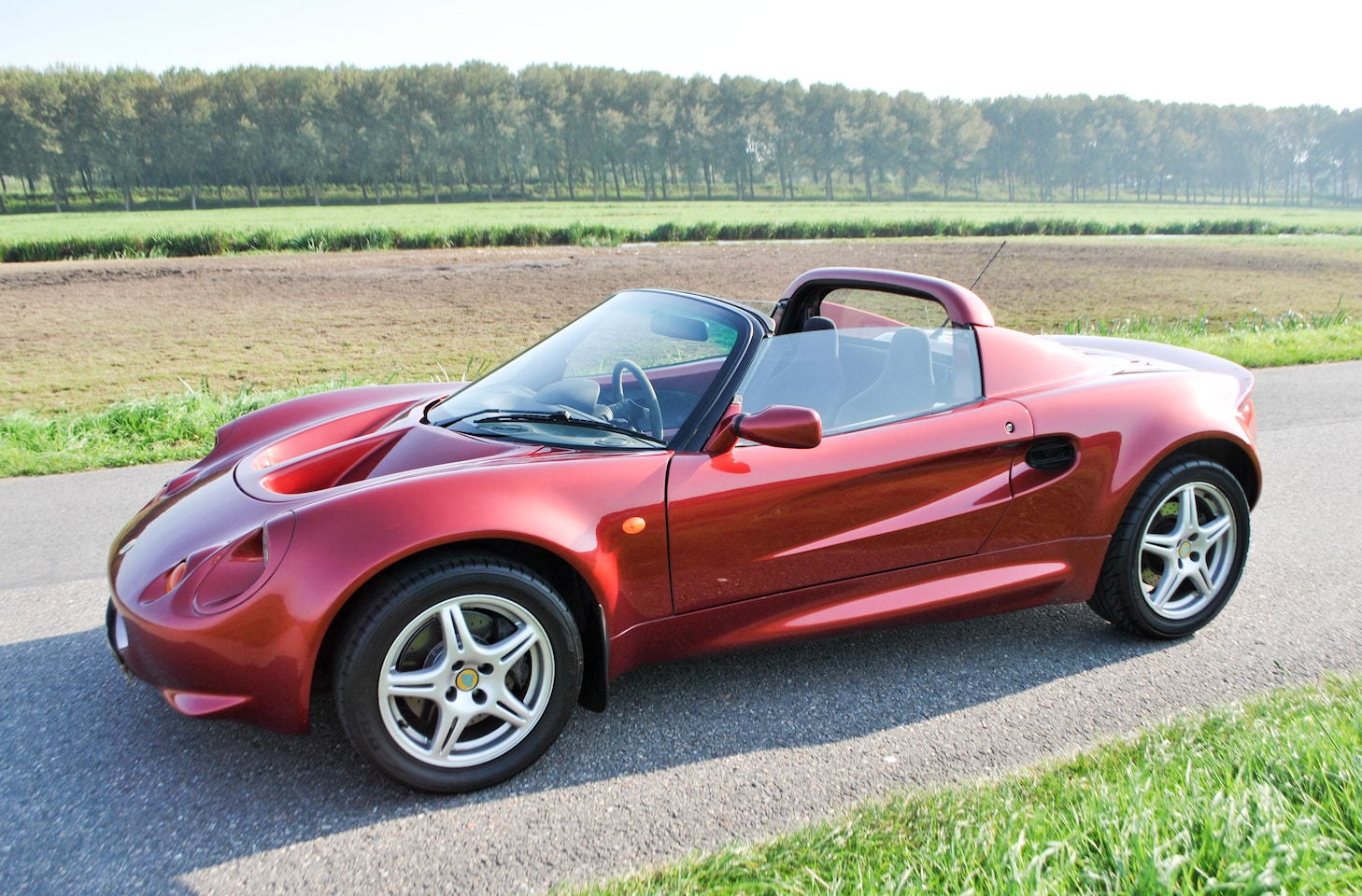 Lotus Elise - 1.8-16V 120 S1 RHD 1998 Rood metallic 81.930 miles, Extreem licht: 730kg - AutoWereld.nl