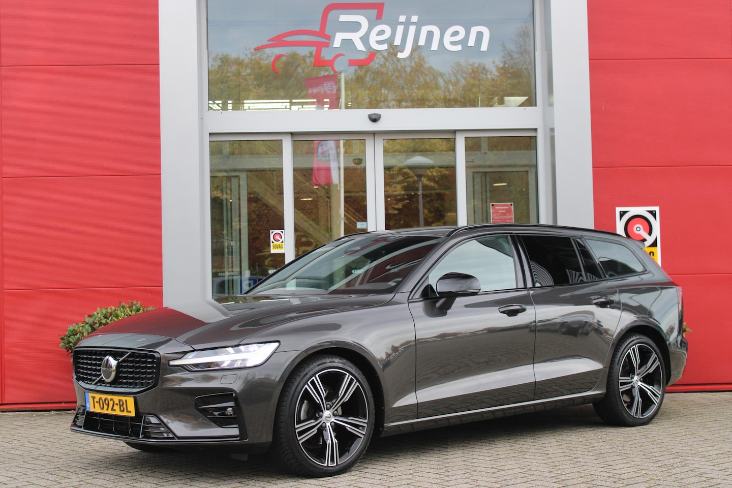 Volvo V60 - 2.0 B4 211PK PLUS DARK |19" 5-MULTI SPAAKS BLACK DIAMOND CUT LICHTMETALEN VELGEN | PILOT - AutoWereld.nl