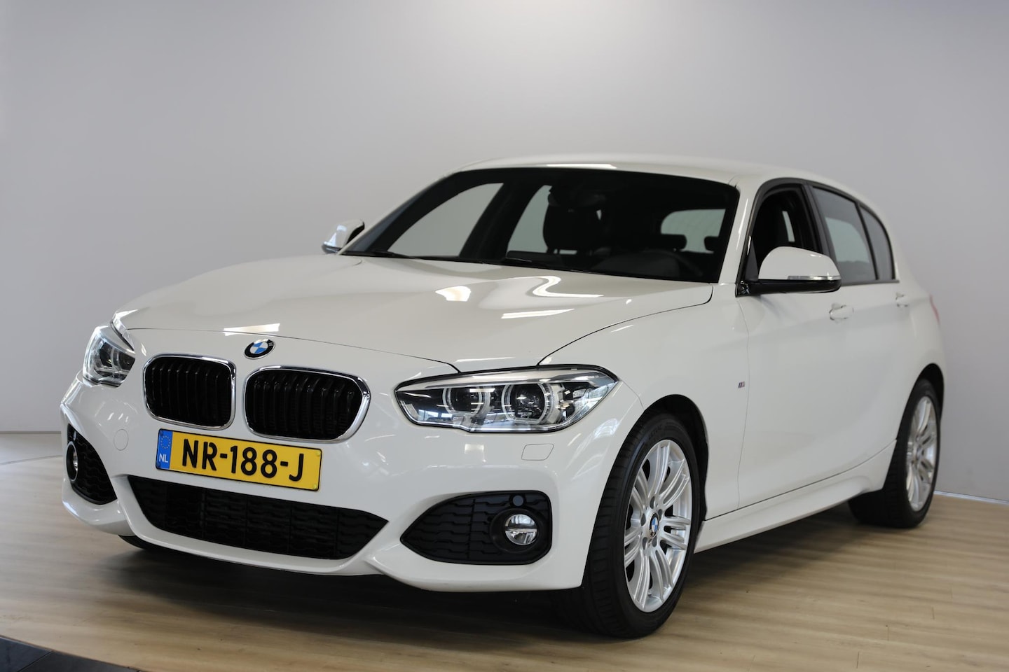 BMW 1-serie - 118i Centennial High Executive | M-Sport | Trekhaak - AutoWereld.nl