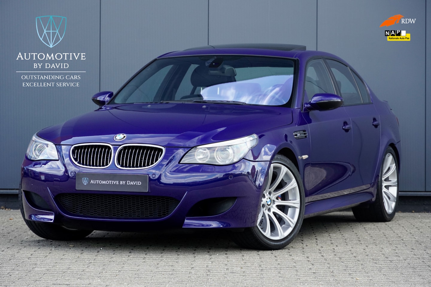 BMW M5 - 5-serie V10 5.0L 507 pk E60 SMG AUTOMAAT / DEALERONDERHOUDEN / INTERLAGOS BLAU / SCHUIFDAK - AutoWereld.nl