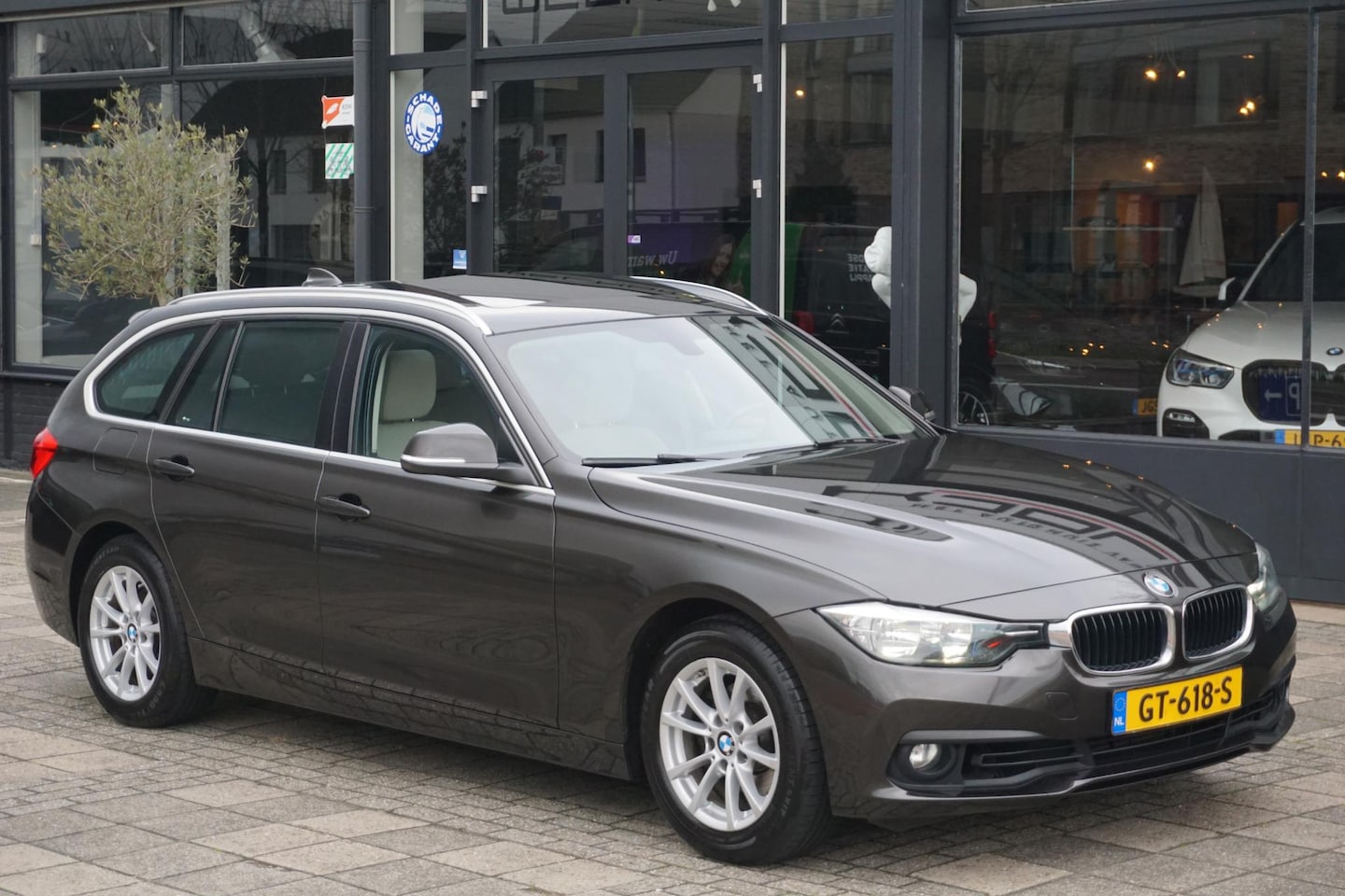 BMW 3-serie Touring - 318i Essential 318i Essential - AutoWereld.nl