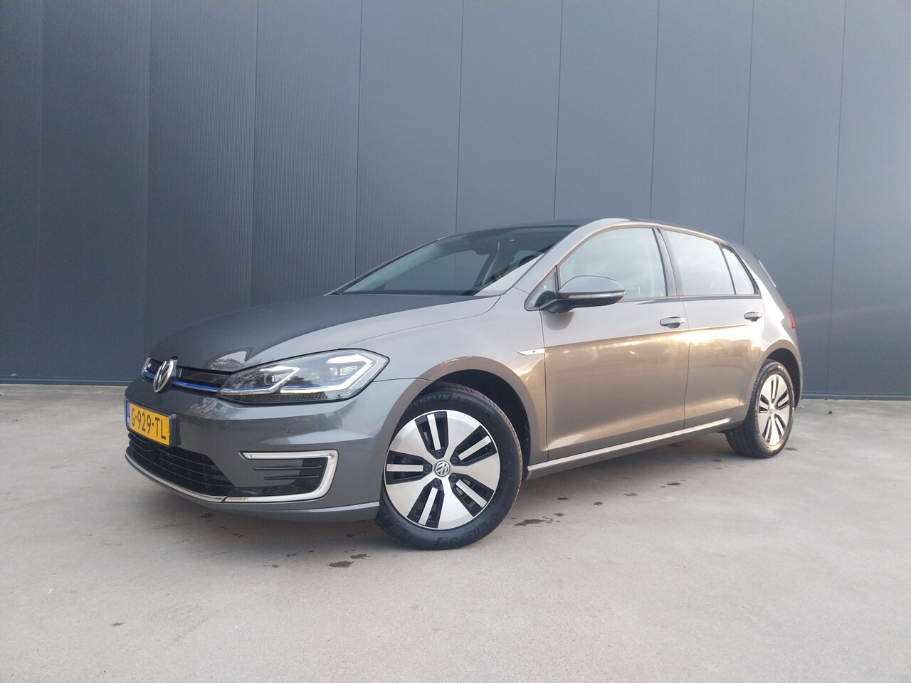Volkswagen e-Golf - 100 KW E-DITION WARMTEPOMP ADAPT CRUISE CAMERA LED NAVI ECC - AutoWereld.nl
