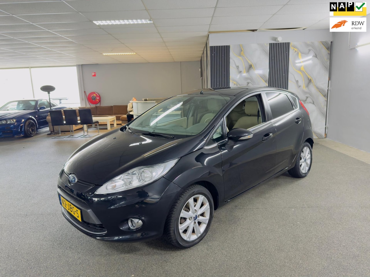 Ford Fiesta - 1.4 Ghia Apk Nieuw,Clima,Cruise,Parksensor,Trekhaak,N.A.P,Lm velgen,2 sleutels + facturen! - AutoWereld.nl