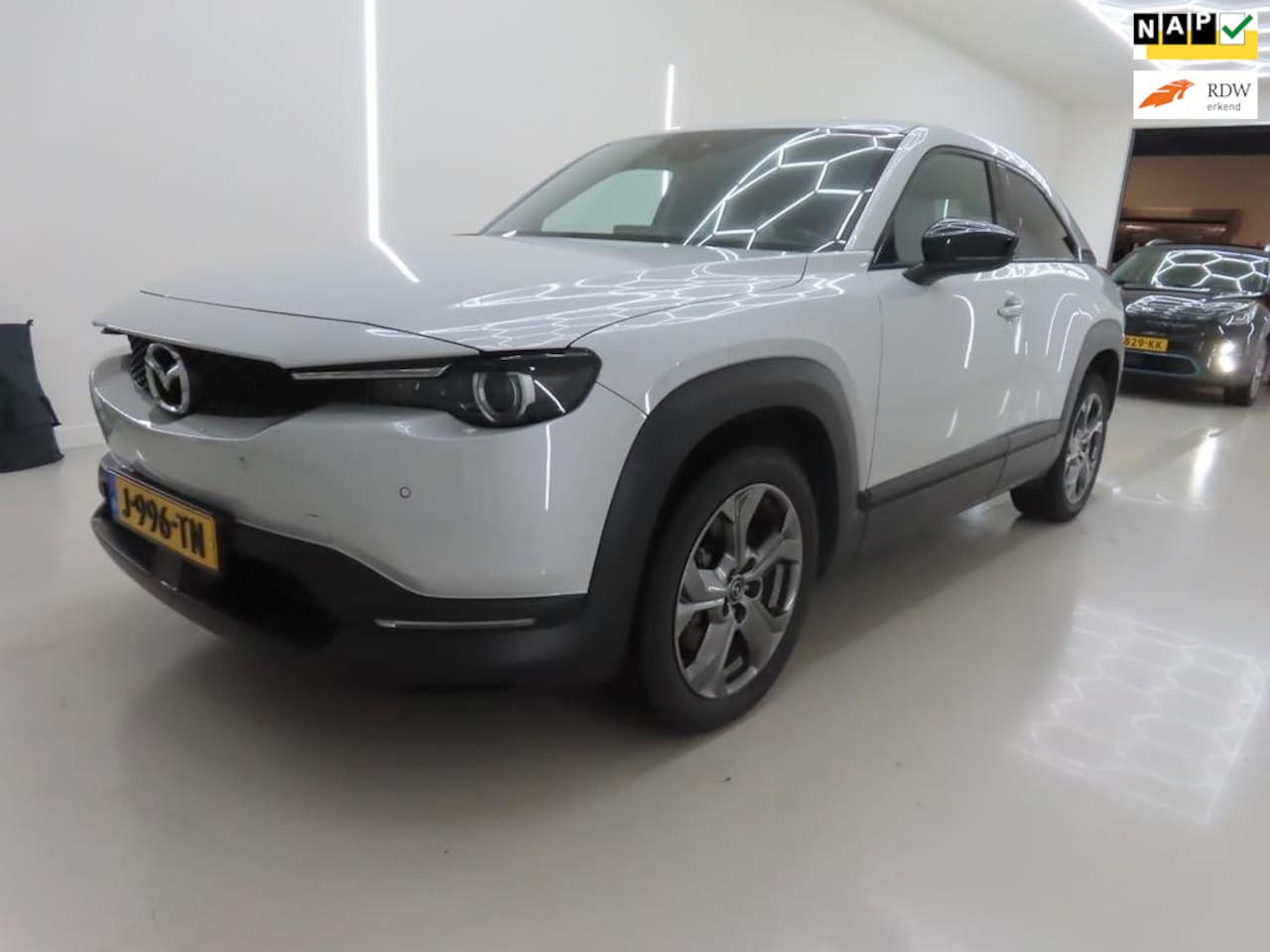 Mazda MX-30 - E-SkyActiv 145 First Edition 36 kWh | SOH 94% | Headup Display | CarPlay | Adaptieve Cruis - AutoWereld.nl