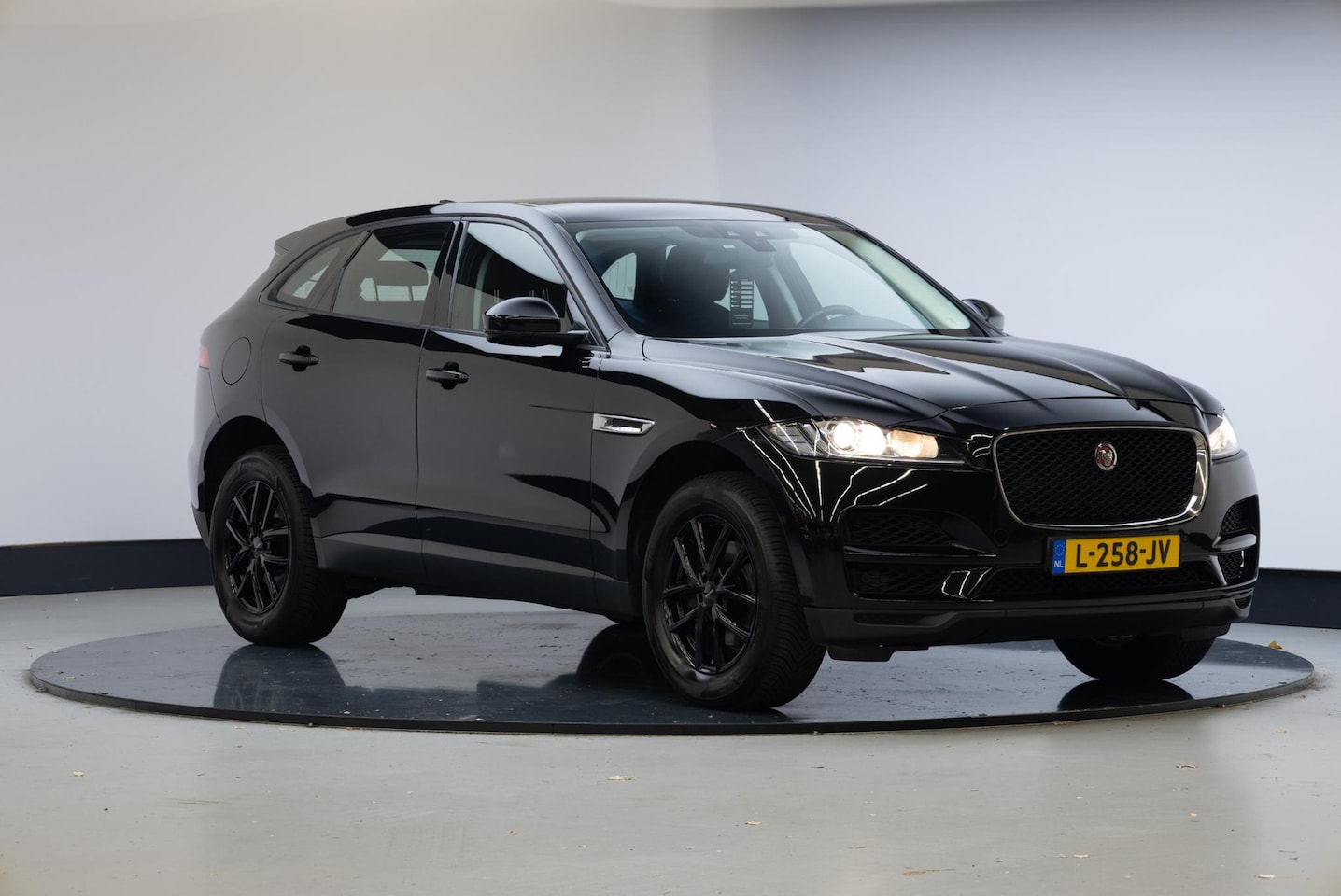 Jaguar F-Pace - 2.0 Pure AWD 25t 2.0 Pure AWD 25t - AutoWereld.nl