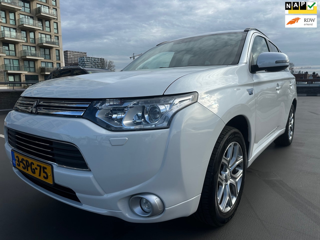 Mitsubishi Outlander - 2.0 PHEV Intense + Camera Cruise Nieuwe Banden Goed Onderhouden - AutoWereld.nl