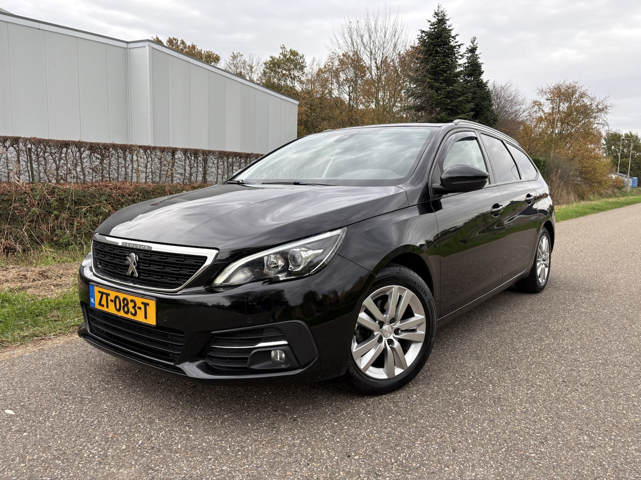 Peugeot 308 SW - 1.2 PureTech Blue Lease Executive / PANORAMADAK / NAVI / CRUISE - AutoWereld.nl