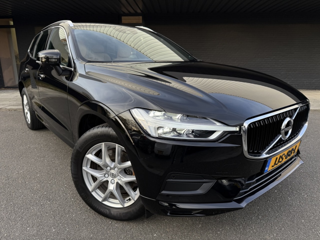 Volvo XC60 - 2.0 T4 Momentum // 18.000km! // - AutoWereld.nl