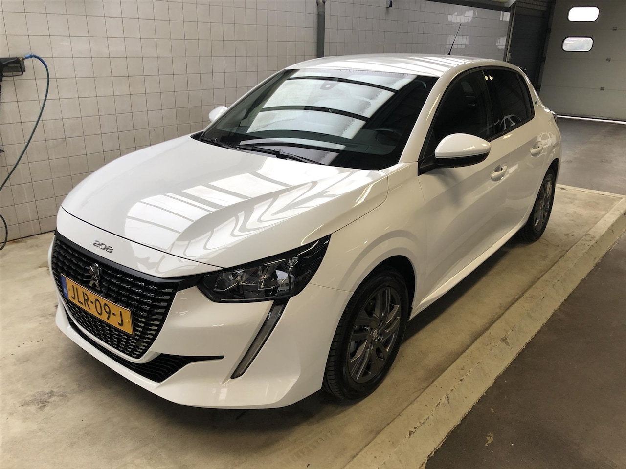Peugeot 208 - 1.2 PureTech 100pk EAT8 - AutoWereld.nl