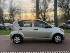 Daihatsu Sirion 2 - 1.0-12V Trend NWE APK5DEURSKOOPJE
