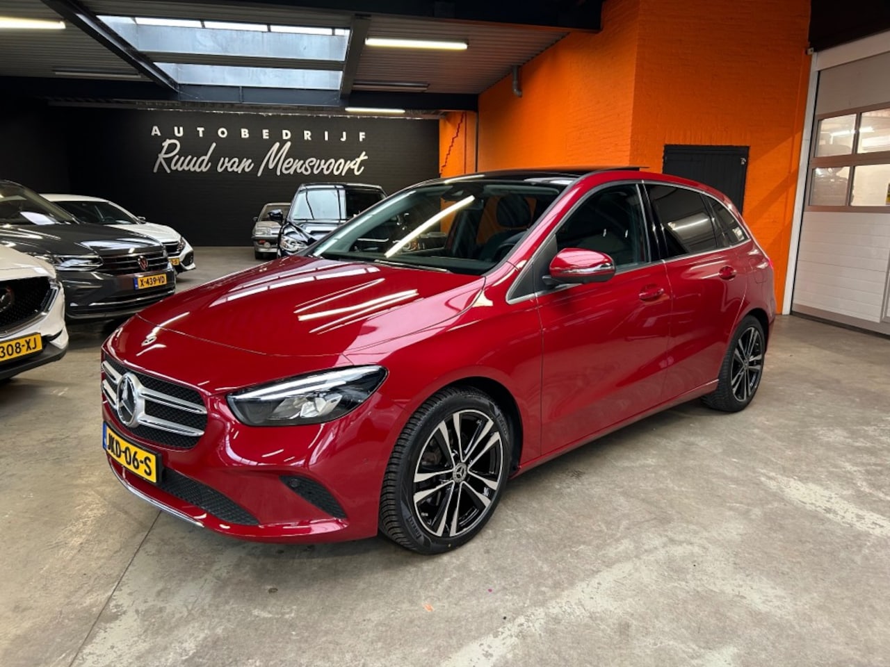 Mercedes-Benz B-klasse - 200 BUS. SOL. LUX. / Pano / 360 Camera / Trekhaak / sportstoelen - AutoWereld.nl