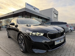 BMW 5-serie Touring - 530e xDrive M Sport Pro Trekhaak | Innovatie Pakket | HUD | Stuurverw. | Stoelverw. |