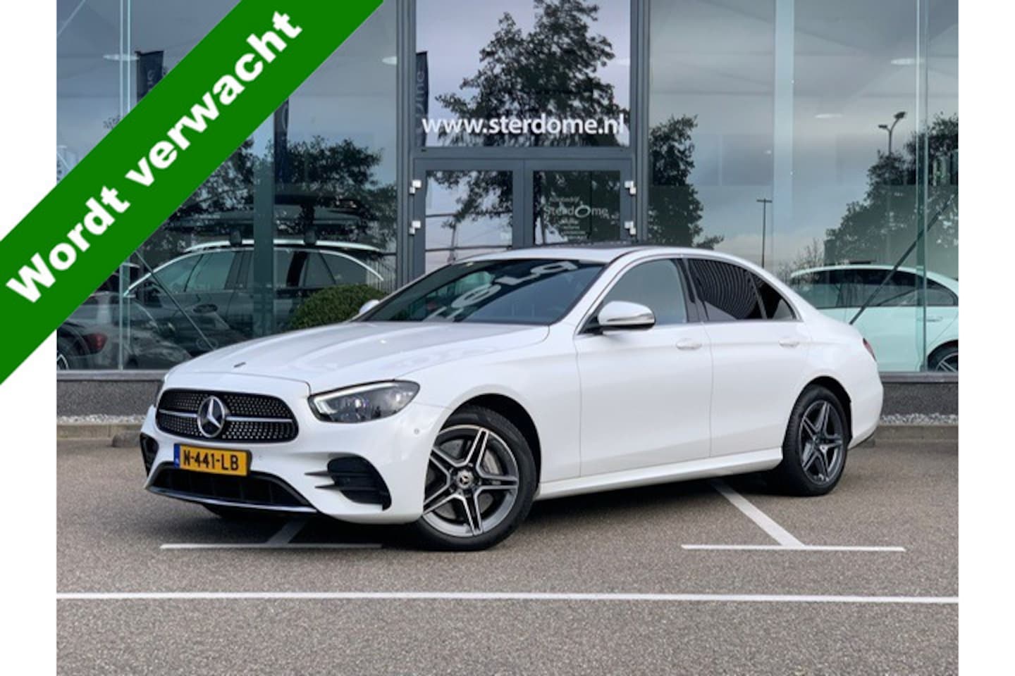 Mercedes-Benz E-klasse - 300 e AMG Line l Schuif- kanteldak l Multibeam LED l Afneembare Trekhaak l Camaera l Stoel - AutoWereld.nl