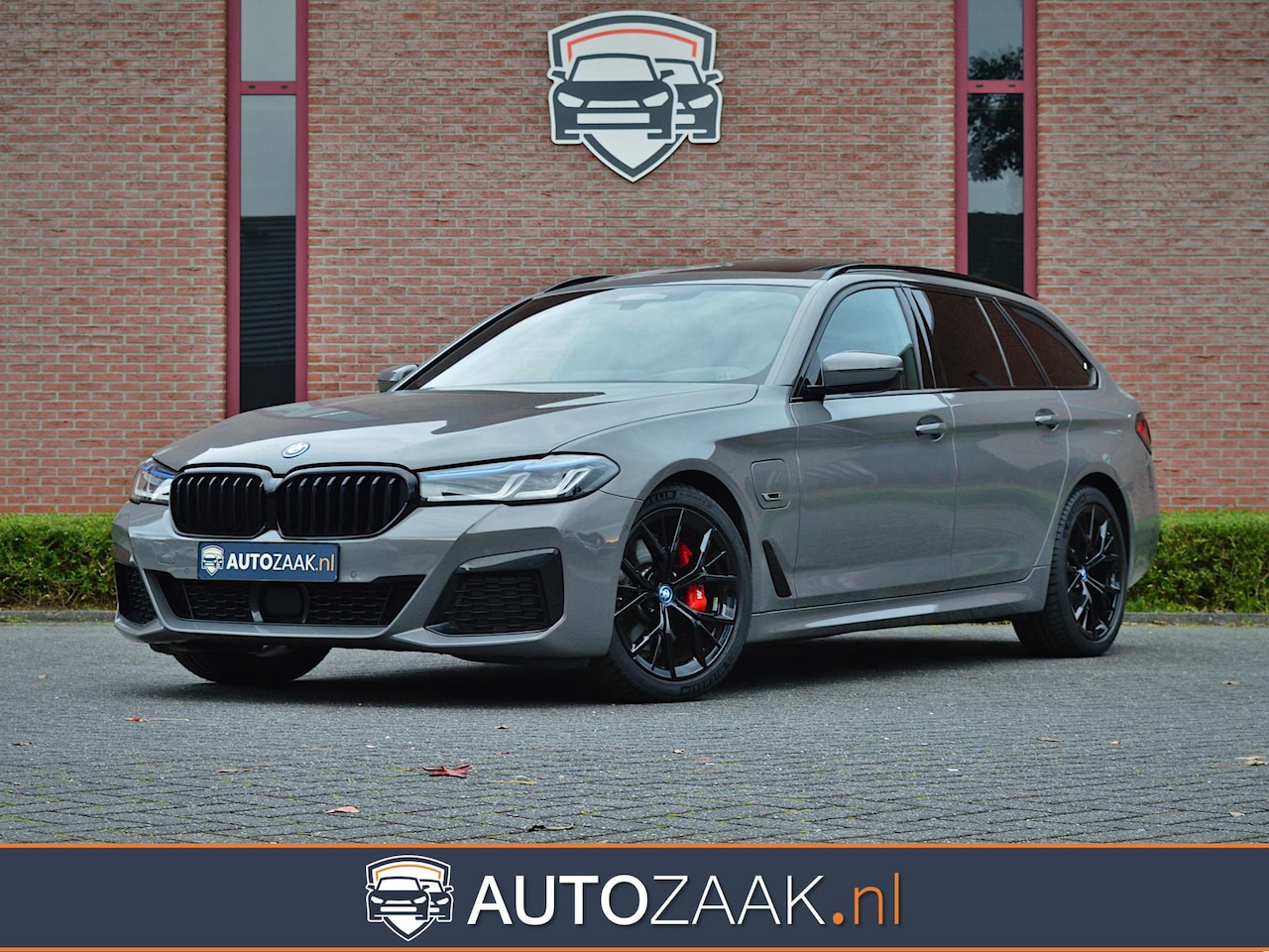 BMW 5-serie Touring - 530e M Sport | Panorama | Trekhaak | ACC - AutoWereld.nl
