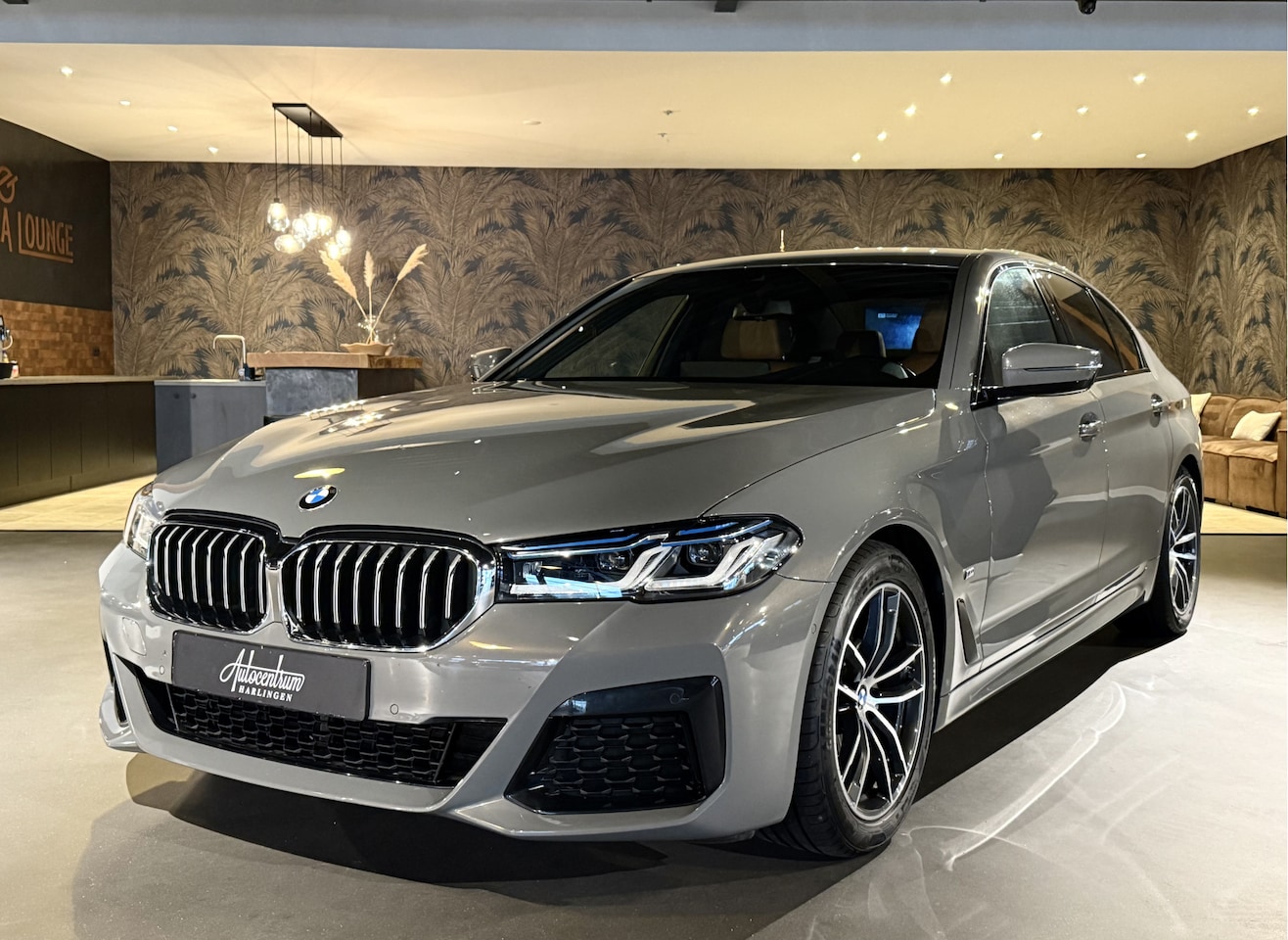 BMW 5-serie - 520i Facelift I M-Sportpakket I BerninaGrau - AutoWereld.nl