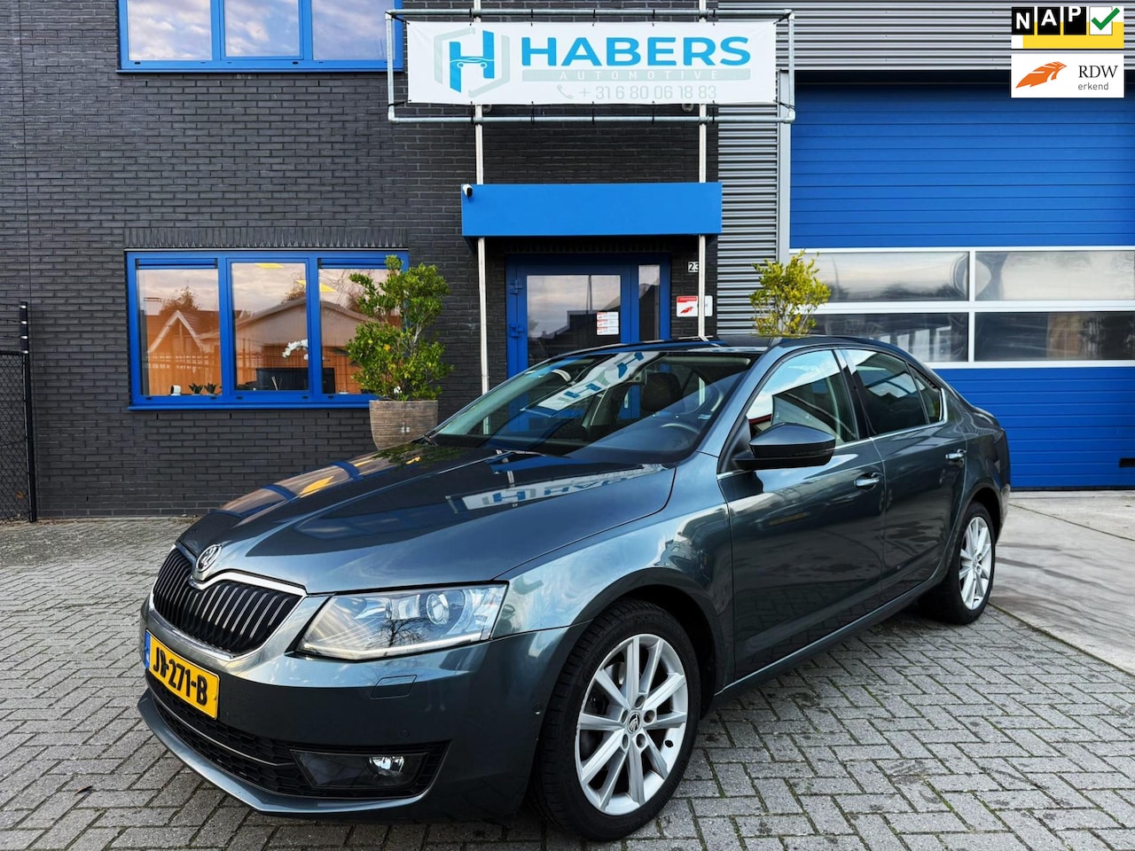 Skoda Octavia - 1.4 TSI Greentech Style Businessline 150PK|Xenon/Led|DSG|Leder/Alcantara|StoelVW|Cruise|DA - AutoWereld.nl