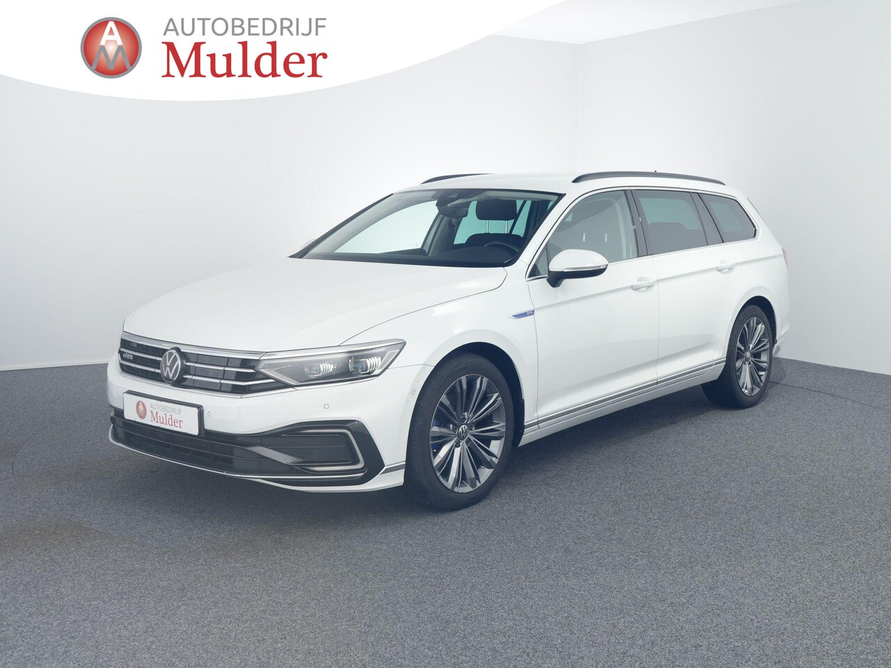 Volkswagen Passat - 1.4 TSI PHEV GTE Business | Matrix IQ | Zwenkhaak | Carplay | 18inch | - AutoWereld.nl