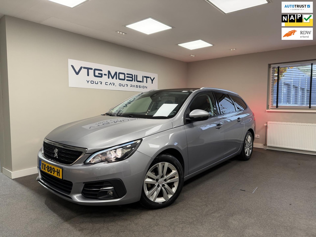 Peugeot 308 SW - 1.2 PureTech Blue Lease Executive Navi|Pano|PDC V/A|ElektrischPakket|APK 11-2026 - AutoWereld.nl
