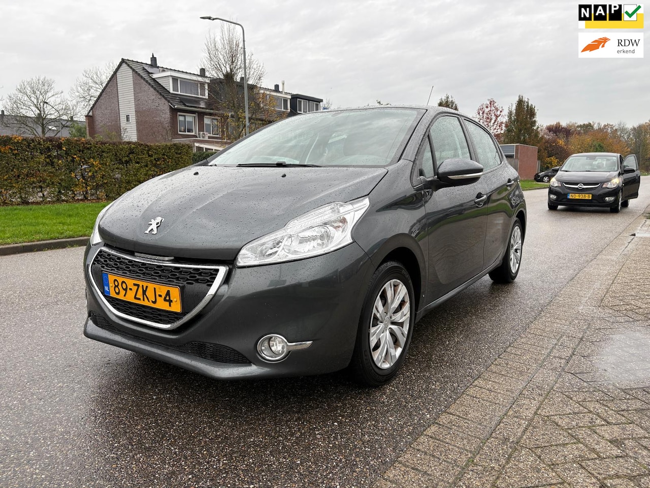 Peugeot 208 - 1.2 VTi Blue Lease Navigatie*5DR*Cruise*Trekhaak*Airco*NAP*Parkeersensoren*Dealer onderhou - AutoWereld.nl