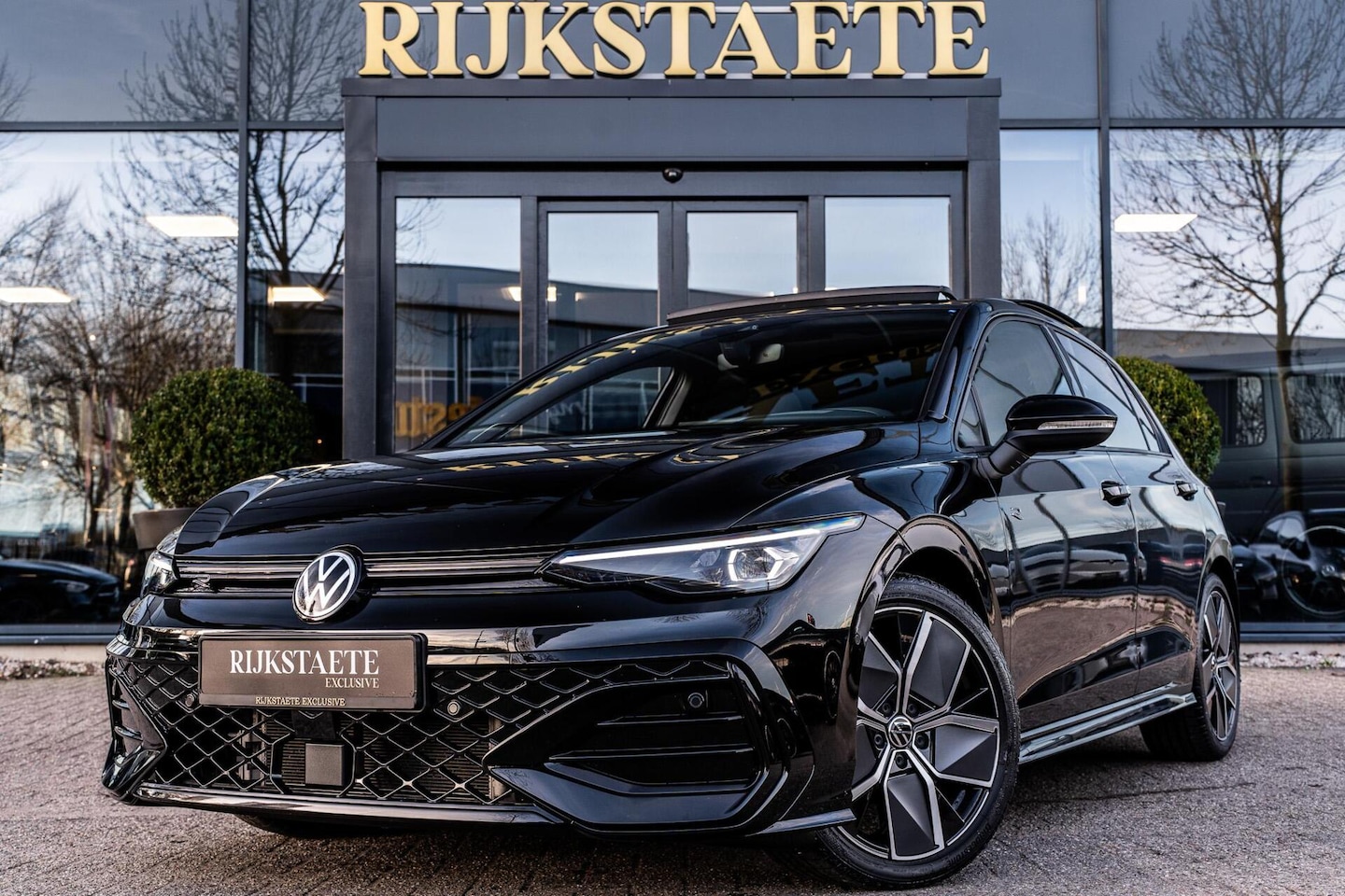 Volkswagen Golf - 1.5 eTSI R-Line|PANO|ACC|CAMERA|18'|GOLF 8.5 - AutoWereld.nl