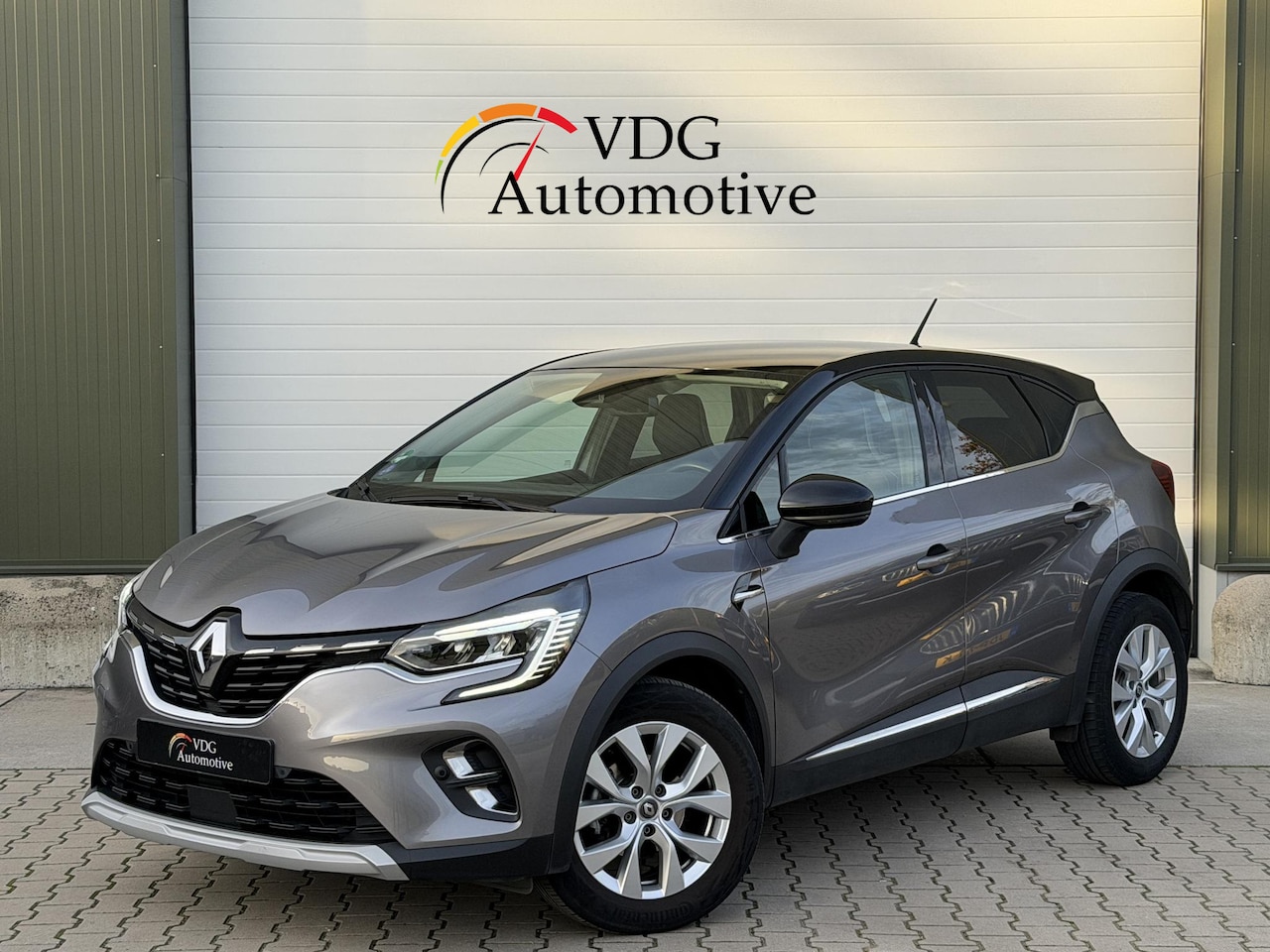 Renault Captur - 1.3 TCe 140 Intens / Clima / Navi / 17" / Camera / Two Tone / Carplay / Sensoren voor - AutoWereld.nl