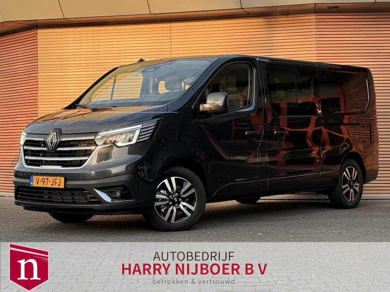 Renault Trafic - 2.0 Blue dCi EDC 170 T29 L2H1 Extra DC Dubbele Schuifdeur / Betimmering / Trekhaak / Navi - AutoWereld.nl