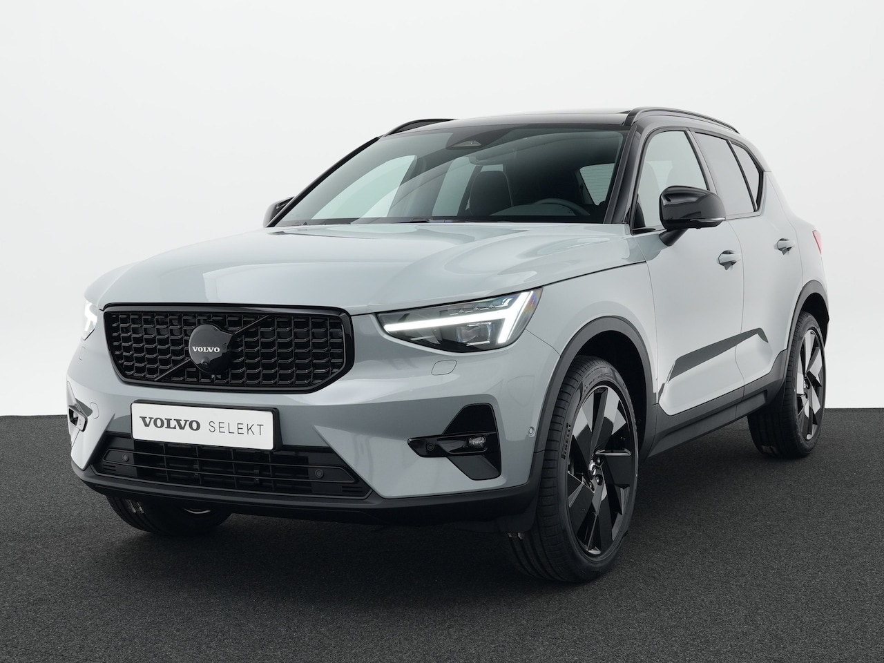 Volvo XC40 - B4 Plus Black Edition | Harman Kardon | 360° Camera | Panoramadak | 20" | Trekhaak | Nubuc - AutoWereld.nl