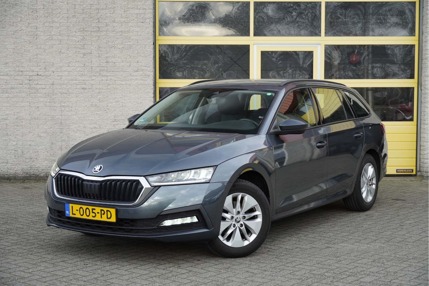 Skoda Octavia Combi - 1.0 e-TSI Automaat! Business Edition BJ2021 Lmv 16" | Led V+A | Pdc | Navi | Dynamische kn - AutoWereld.nl