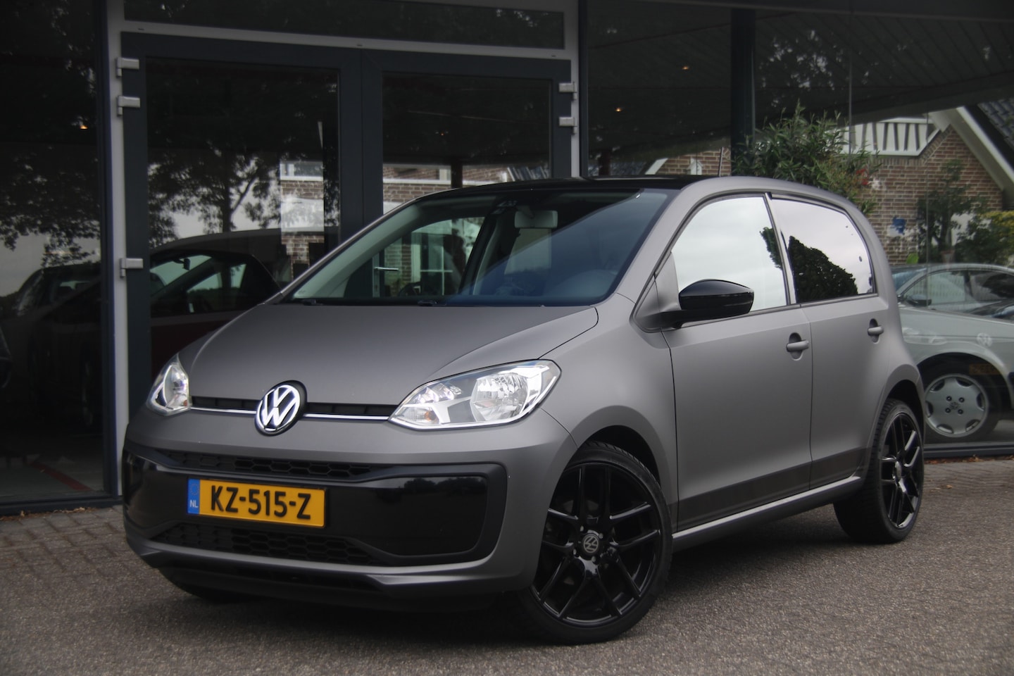 Volkswagen Up! - 1.0 BMT move up! | Black Edition | AC | 17 LM | - AutoWereld.nl