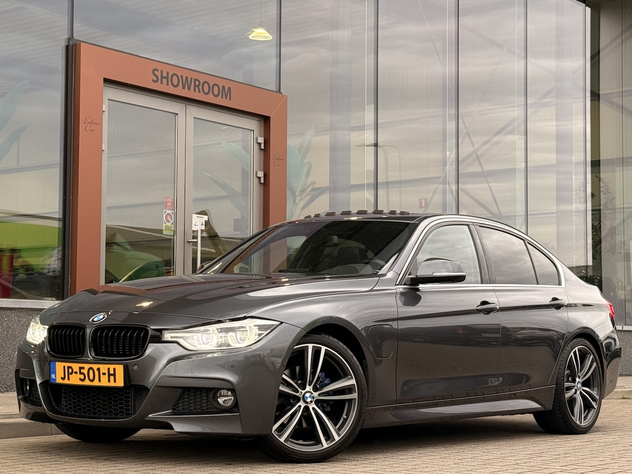 BMW 3-serie - 330e M-Sport | Head-Up | Cruise | Stoelverwarming | 360 | Leder | Schuif/Kantel | Harman/K - AutoWereld.nl