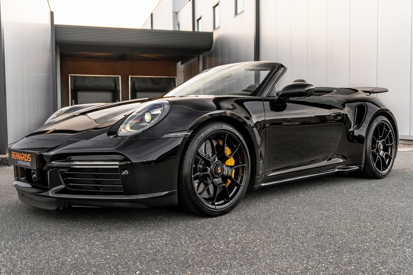 Porsche 911 Cabrio - (992) Turbo S - Deep Black Metallic - Burmester - AutoWereld.nl