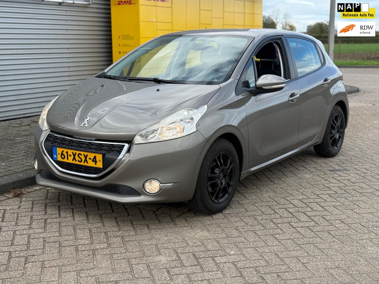 Peugeot 208 - 1.2 VTi Active 5Drs ECC Airco Navigatie Parkeersensoren D-Riem vv - AutoWereld.nl