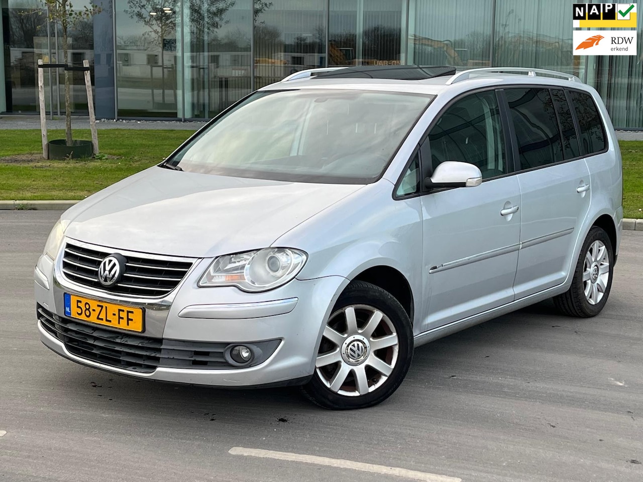 Volkswagen Touran - 1.4 TSI Highline 7P AUT SCHUIFDAK NAP CAMERA - AutoWereld.nl