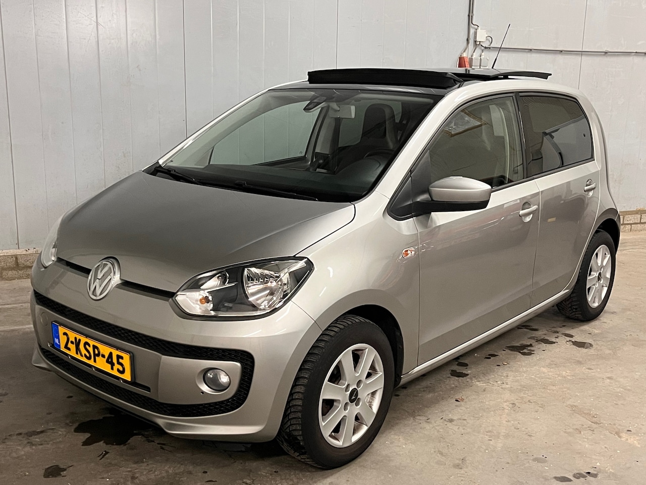 Volkswagen Up! - 1.0 high up! BlueMotion | Navigatie | Airco | Schuifdak | 14" en 16"LMV | APK 24-9-2026 - AutoWereld.nl