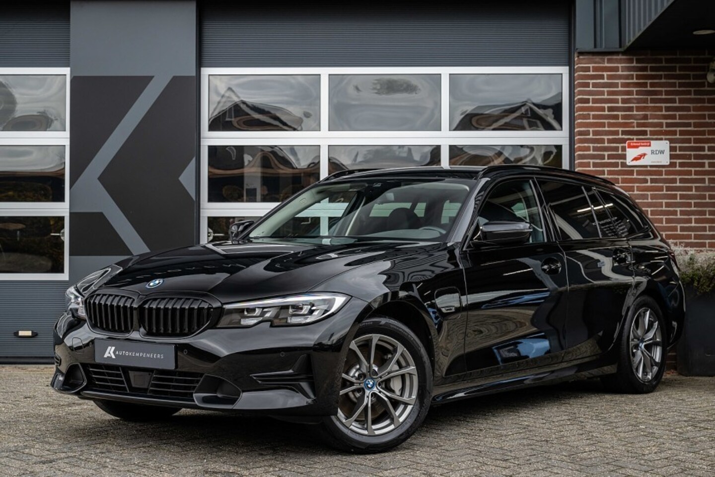 BMW 3-serie Touring - 330e xDrive | Sportline | Shadow | ACC | Elek. trekhaak | Parkeersenoren | Apple carplay | - AutoWereld.nl