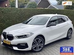 BMW 1-serie - 118i Automaat Sport Edition | SPORTSTOELEN | NAVIGATIE | PARKEERSENSOREN |