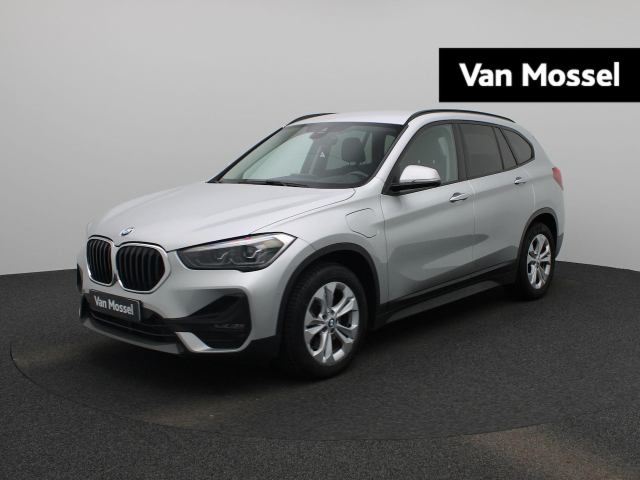 BMW X1 - xDrive25e | Climate Control | Achteruitrijcamera | Lichtmetalen Velgen | - AutoWereld.nl