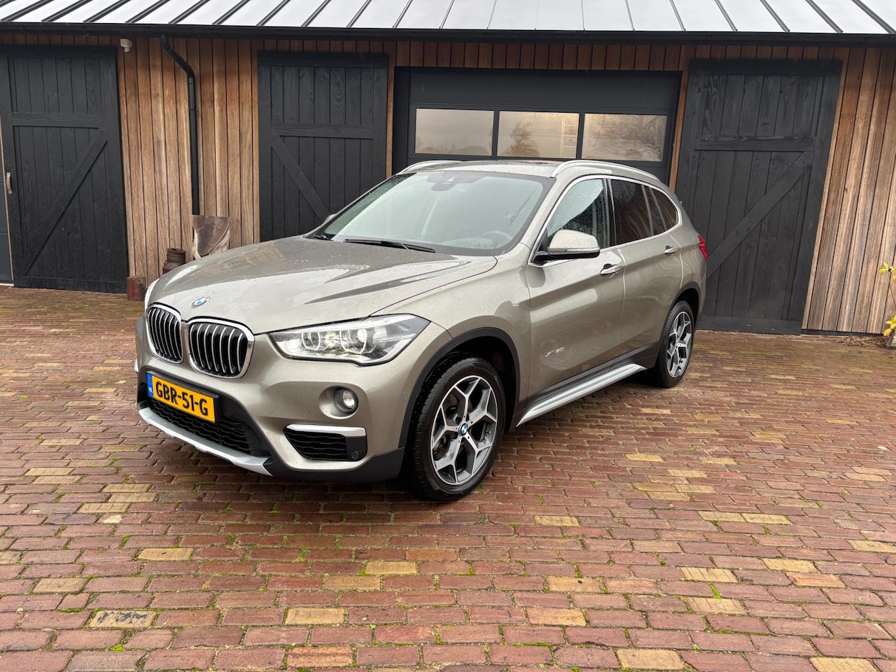 BMW X1 - XDrive20i High Executive. LEER, PANORAMADAK, HUD, TREKHAAK - AutoWereld.nl