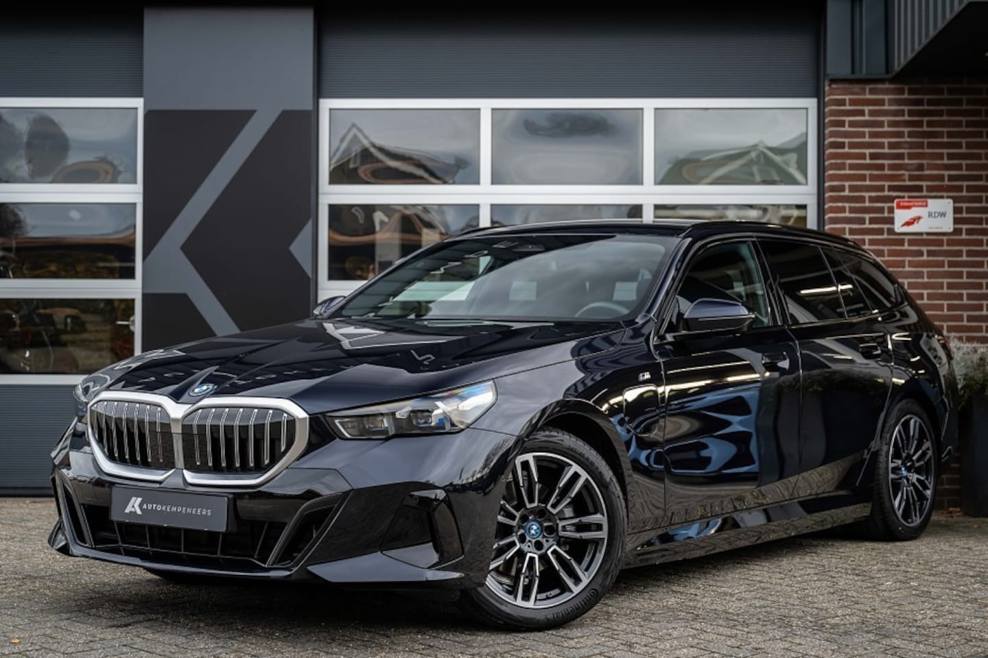 BMW 5-serie Touring - 530e M Sport | Shadow | Camera | Elek. Trekhaak | Driving Ass. Plus | 19 Inch | - AutoWereld.nl