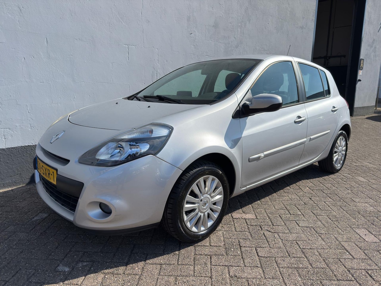 Renault Clio - 1.2 Collection 5-Deurs - Airco - LMV - AutoWereld.nl